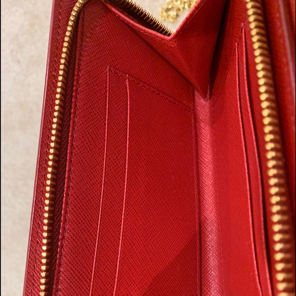 Red Prada wallet on chain - Picture 6 of 8